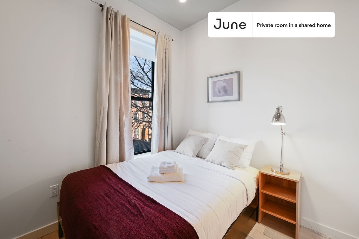 Foto principal - Private bedroom in 6 bed/2 bath Home