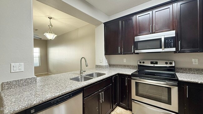 Foto del edificio - 7323 E Belleview St