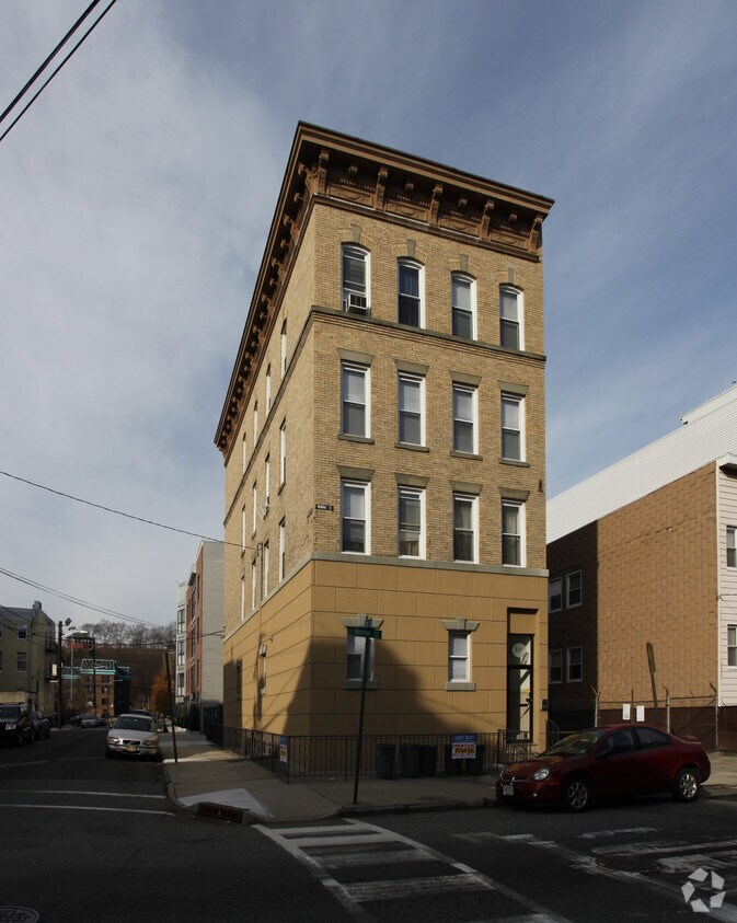 Primary Photo - 500 Monroe St