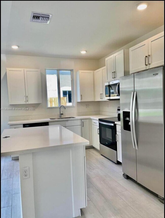 Foto del edificio - 2445 SE 11th St