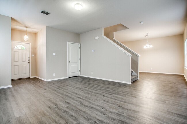 Building Photo - 3 Bedroom/2 Bath Rockwell Village Subdivision