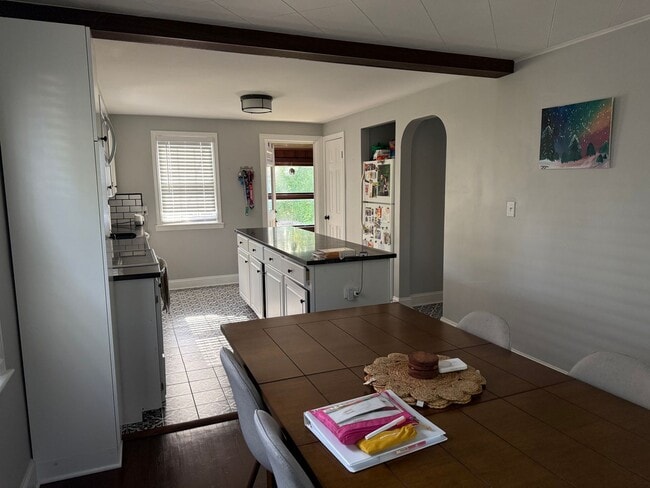 Building Photo - Charming 3 bedroom 1.5 bath in Amherst :