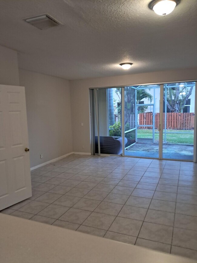 Foto del edificio - 9759 Lago Dr