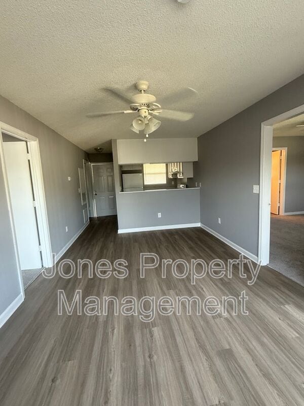 Building Photo - 301 Country Club Dr NE