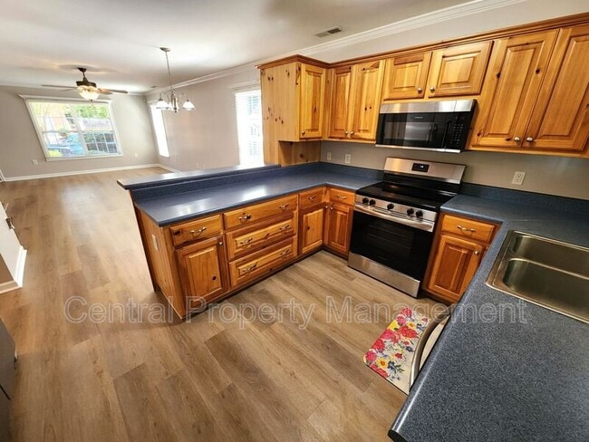 Building Photo - 303 Rexford Dr