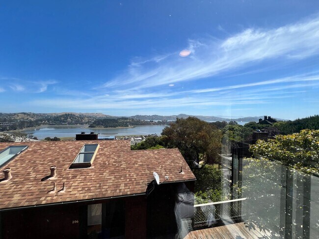 Foto del edificio - ONE LEVEL ONE BEDROOM TOP-UNIT CONDO IN HEADLANDS WITH STUNNING BAY VIEWS