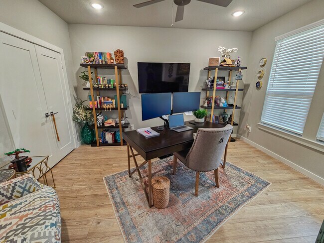 Building Photo - 198 Western Way