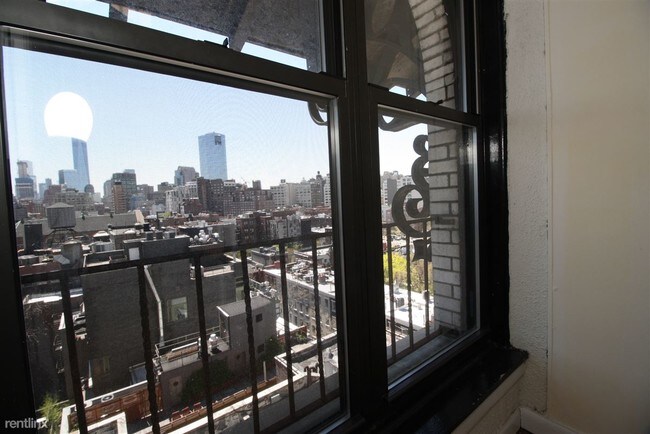 Building Photo - 160 Bleecker St