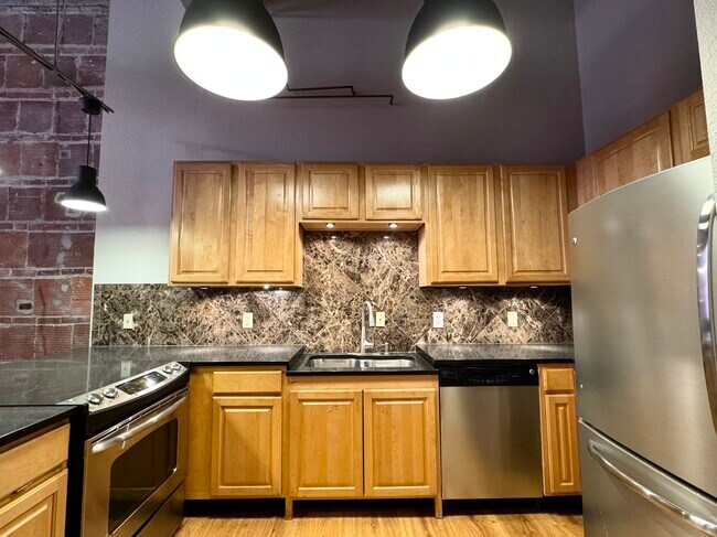 Foto del edificio - 321 W 7th St