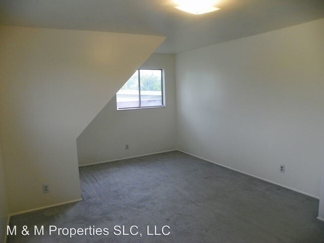 Building Photo - 1498 W Alder Rd