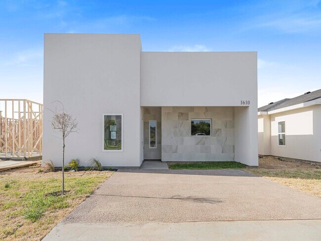 Building Photo - 1610 Lomas Del Sur