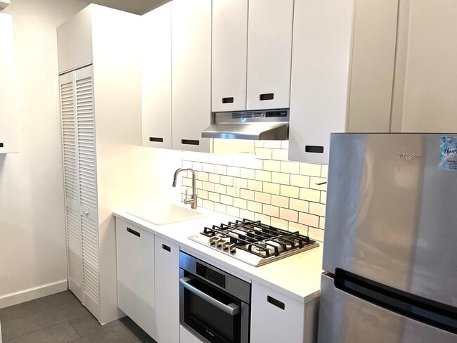 Building Photo - 821 Bergen Ave