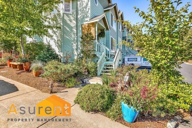 Building Photo - Stunning Home with Beautiful views of Ashland Available Soon!