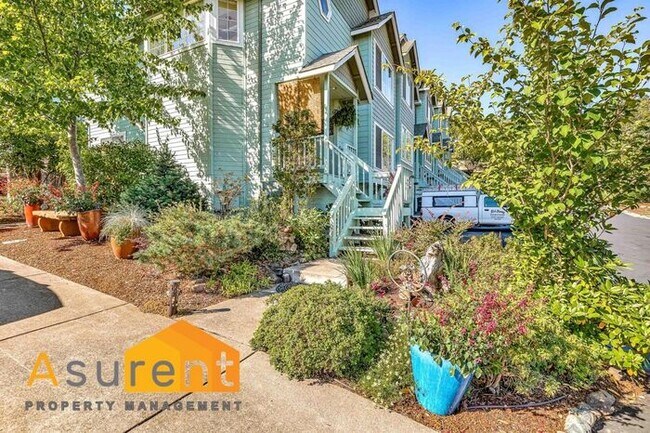 Foto del edificio - Stunning Home with Beautiful views of Ashland Available Soon!