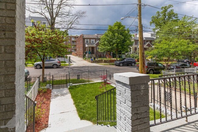 Foto del edificio - Fabulous Row Home Steps from Waterfront & ...