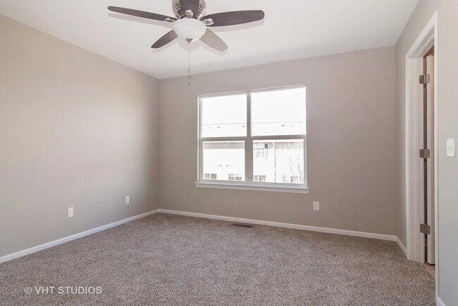 Foto del edificio - 1325 Chestnut Ln