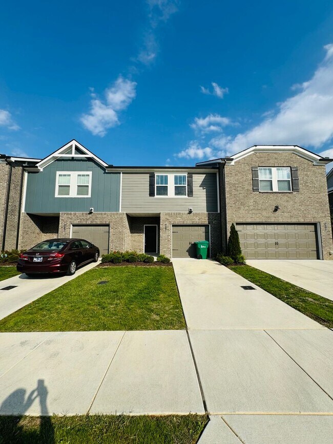 Foto del edificio - FOR LEASE - 3 bed, 2.5 bath, 1611 sqft tow...