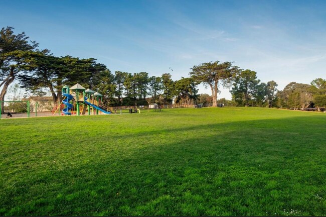 Foto del edificio - 555 Palm Ave