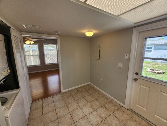 Building Photo - Reduced beachside bungalow!!