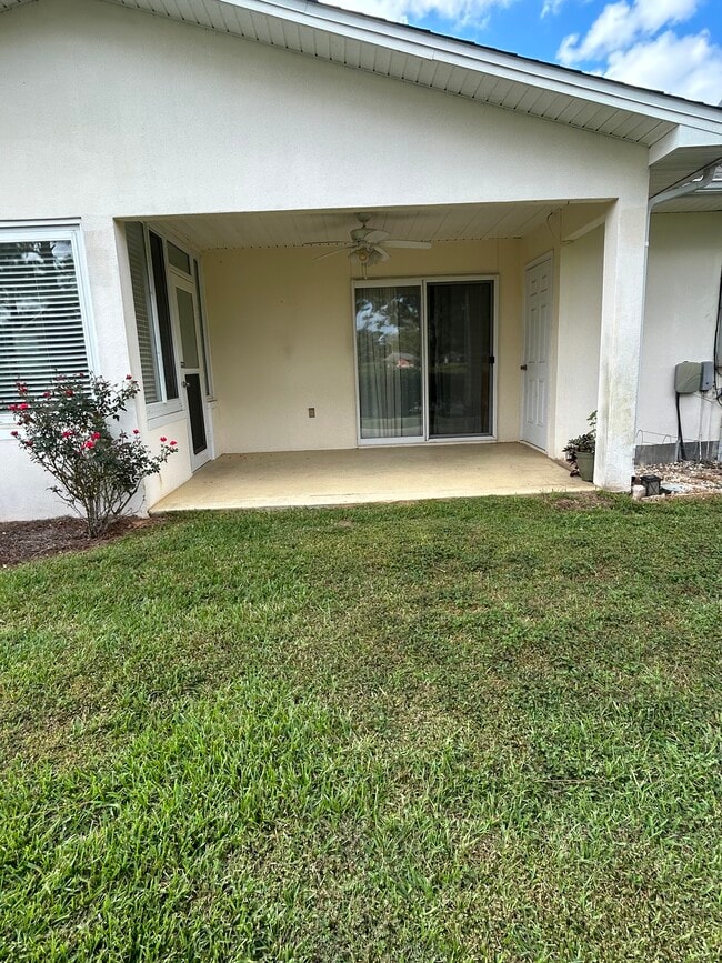 Building Photo - 9474 Villas Dr