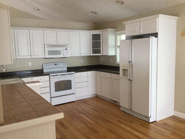 Building Photo - 3 Bed 3 Bath Home in Hendersonville!!