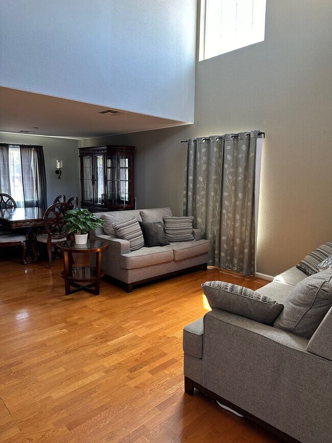 Foto del edificio - Fantastic 2 Story Home With Desirable Location