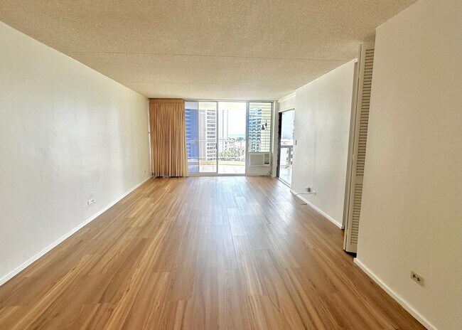 Foto del edificio - CONVENIENTY LOCATED AND SPACIOUS 2BD/2BA CONDO UNIT - WAIKIKI (NEWLY RENOVATED)