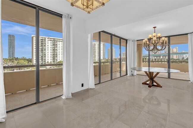 Foto del edificio - 19355 Turnberry Way