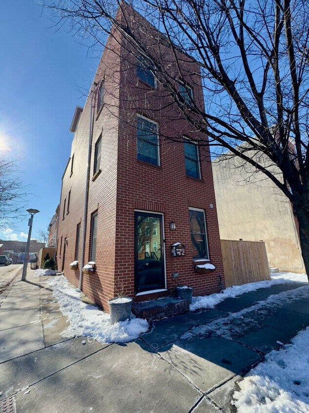 Primary Photo - Charming 3-Bedroom Home with Modern Featur...
