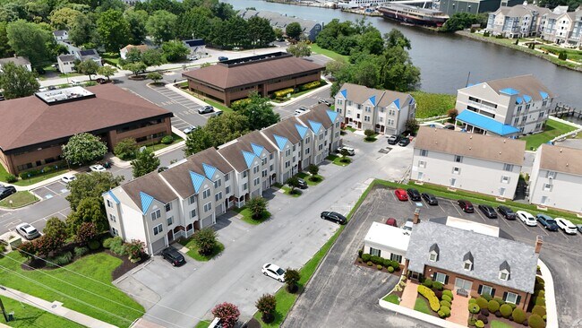 Building Photo - 550 Riverside Dr