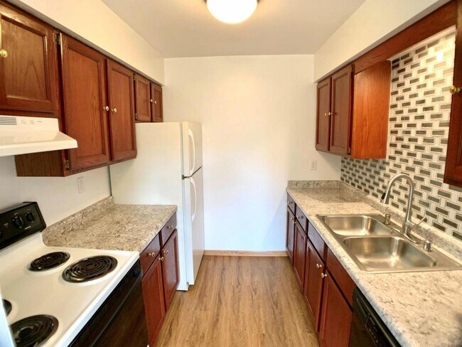 Foto del edificio - 6750 Park Ridge Rd #A