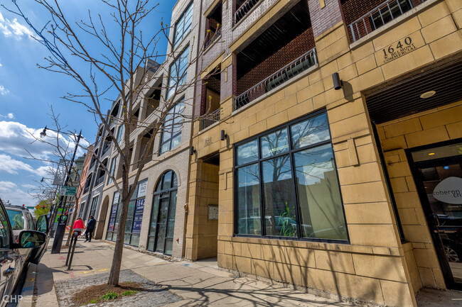 Building Photo - 1640 W Belmont Ave