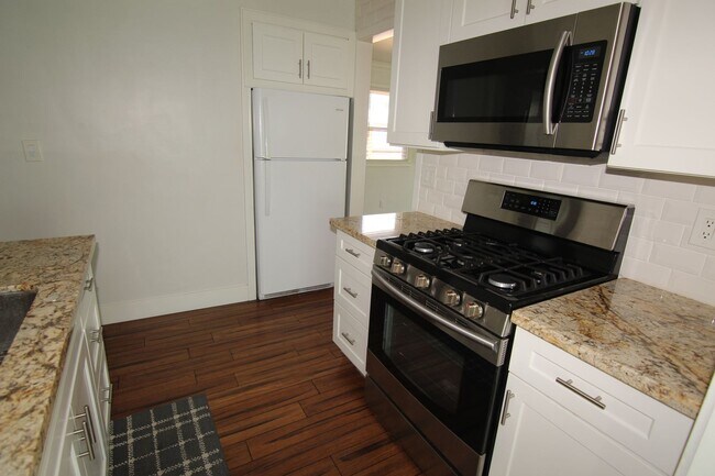 Building Photo - Large living room, dining and kitchen with One Bedroom, Custom