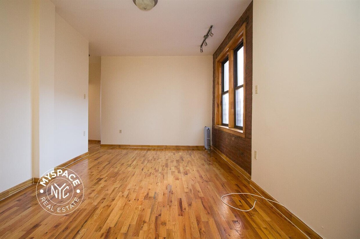 Primary Photo - 281 Crown St