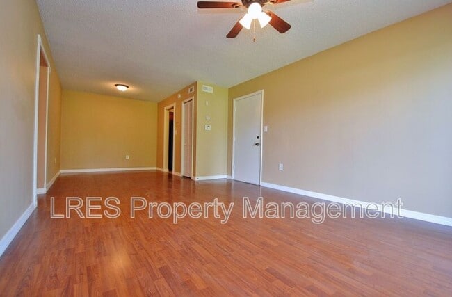 Foto del edificio - 300 Cherokee Ct