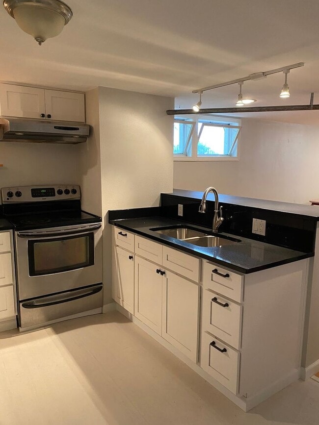 Building Photo - 1 Bedroom Basement Unit with Updates- Full...