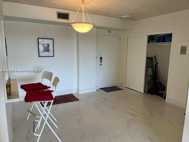 Foto del edificio - 1700 NE 105th St