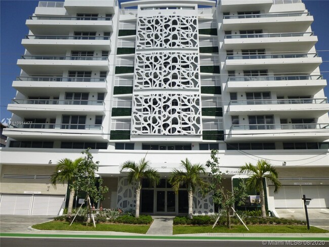 Building Photo - 9261 E Bay Harbor Dr
