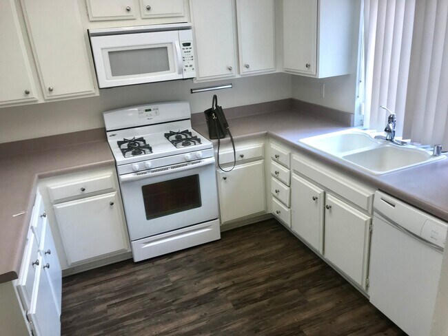 Foto del edificio - Two Bedroom, 2 Bathroom Condo in a Beautiful Community in Huntington!