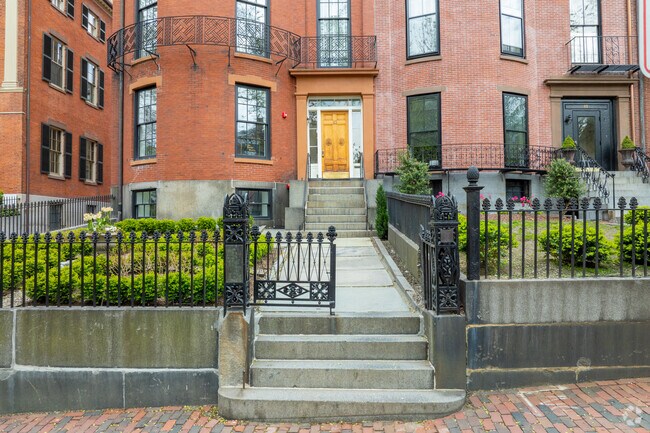 Entrance - 83 Mount Vernon St