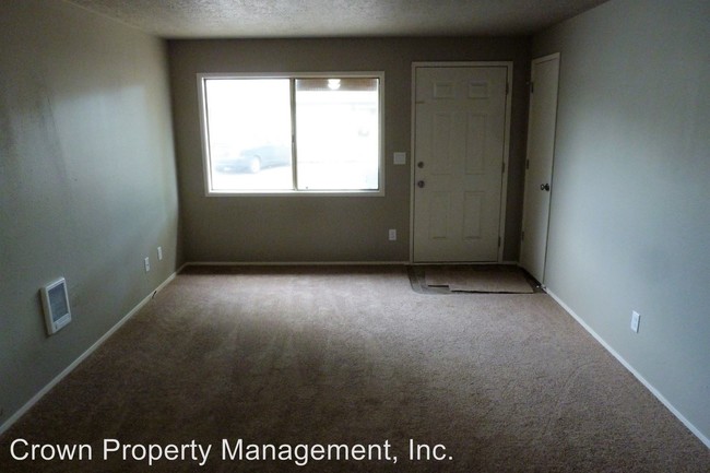 Building Photo - 3639-3639 White Oak Ct NE