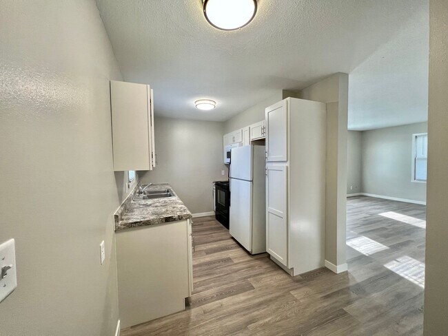 Foto del edificio - 2 Bedroom Townhome!!