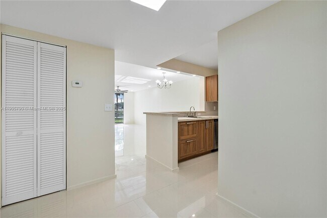 Foto del edificio - 2820 Somerset Dr