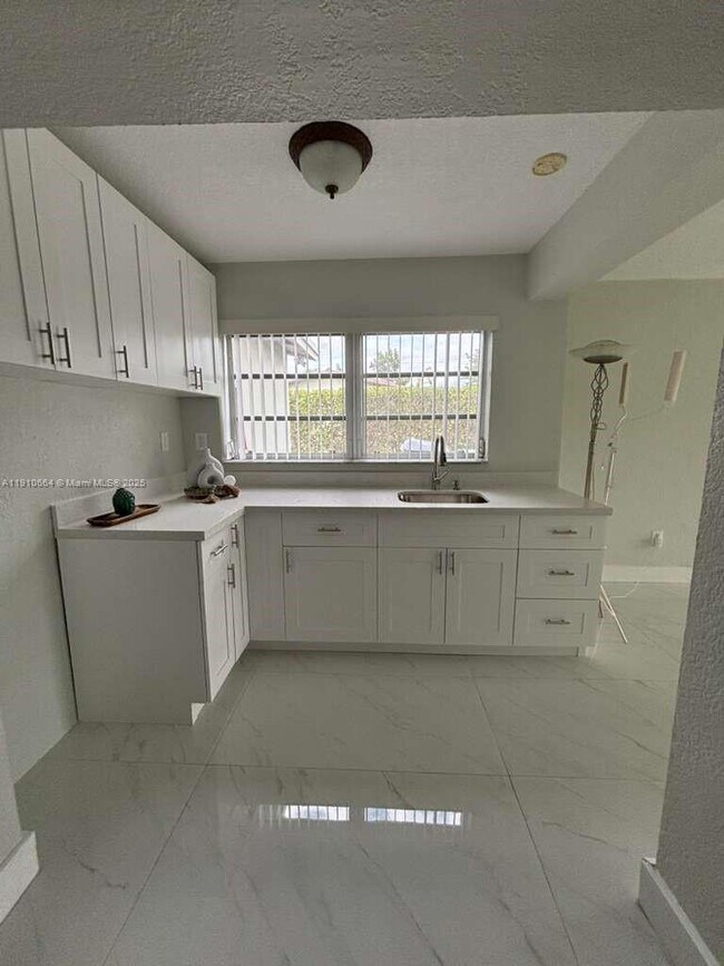 Foto del edificio - 16801 NW 72nd Ct