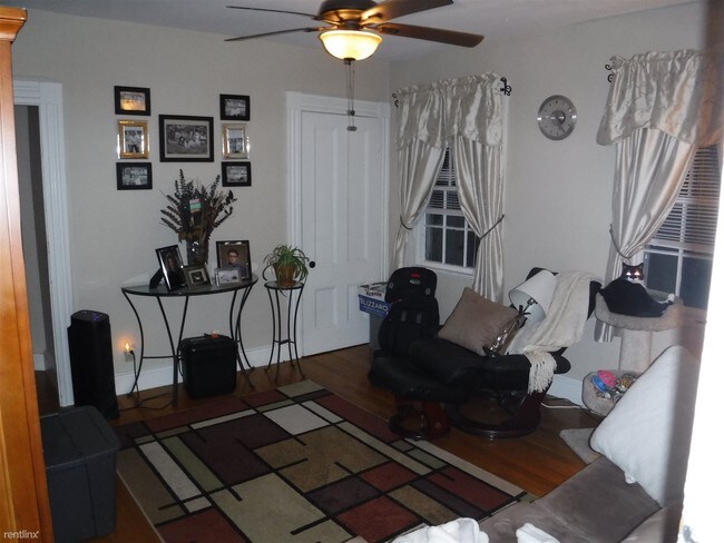 Foto del edificio - 1 br, 1 bath 4plex - 20 Franklin St