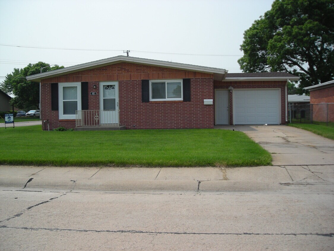 Primary Photo - 402 W William Ave