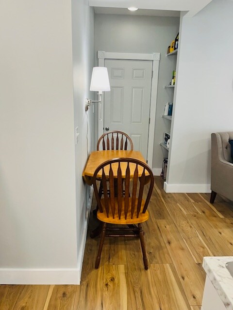 Una mesa extensible y estanterías para la despensa para todos tus productos secos y demás cosas - 188 S Champlain St