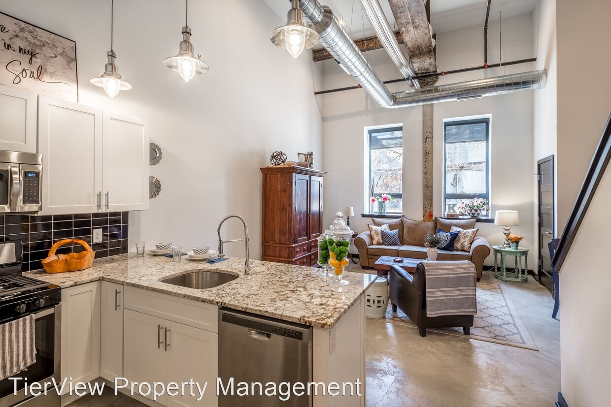 Primary Photo - 2017 N Front St