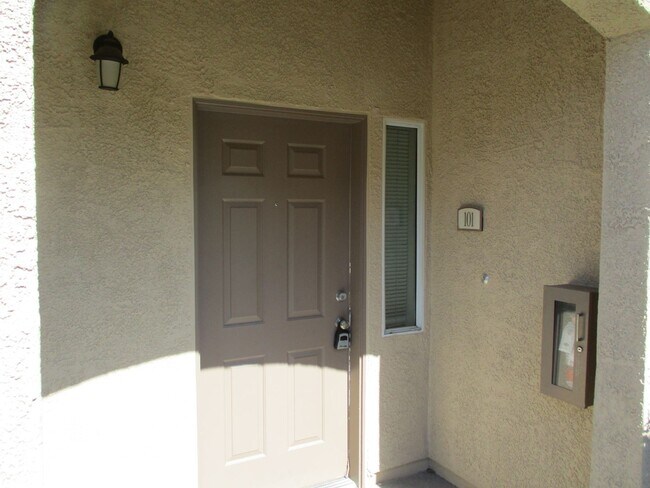 Building Photo - 3 bedroom 2 bath upgraded condo