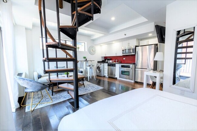 Building Photo - 809-6B  New 2BR Duplex With Private Patio
